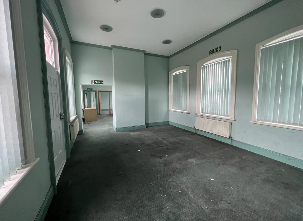 Lot: 96 - OFFICES PREMISES AND PARKING WITH POTENTIAL -
